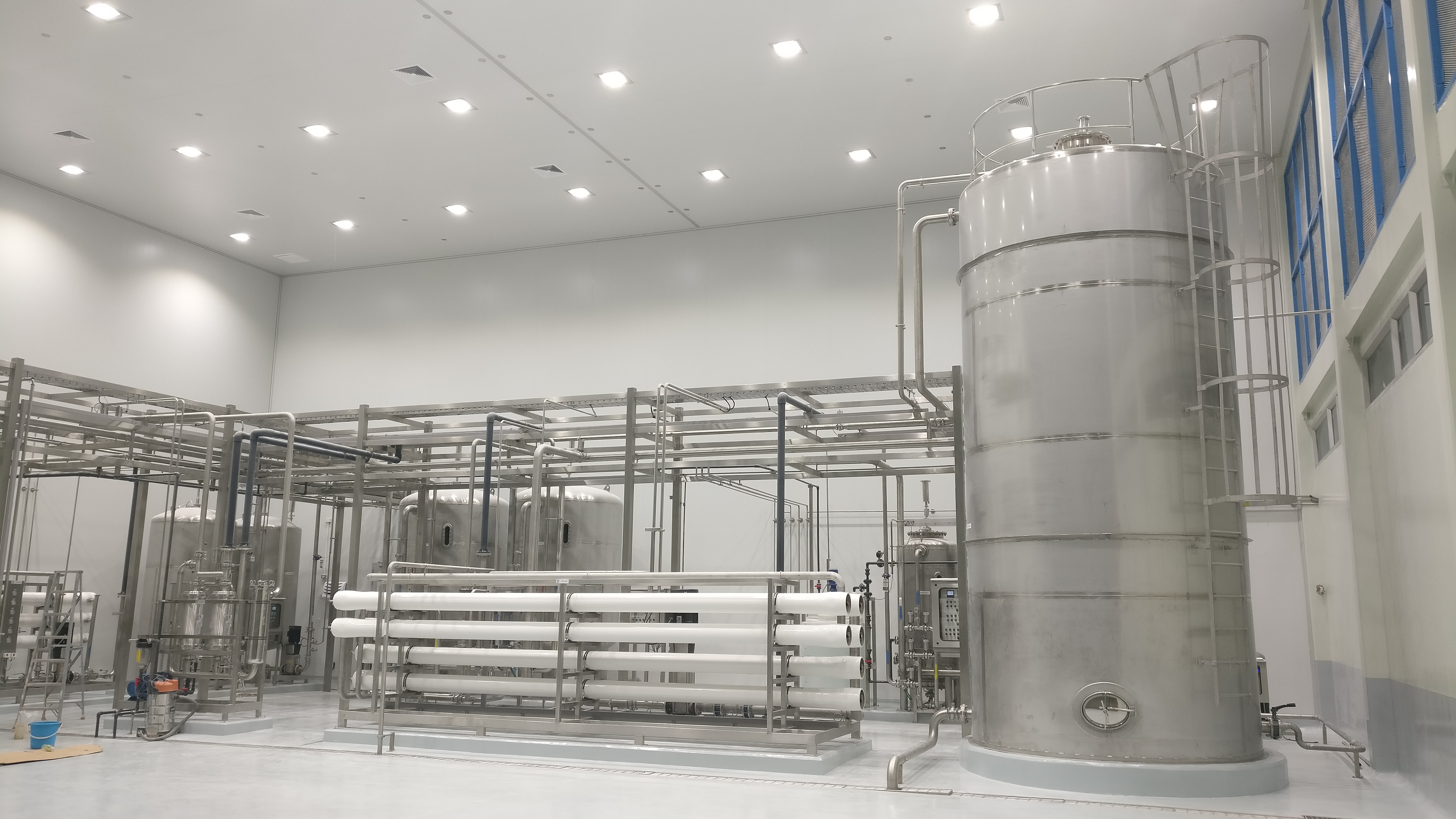 Process plant — stainless steel tanks and piping system